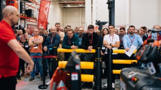 Goście oglądający prezentację wózka widłowego