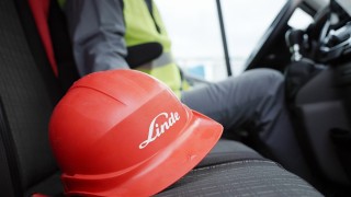 Kask ochronny BHP Linde na siedzeniu samochodu serwisowego