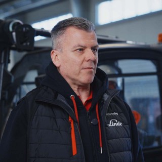 Krzysztof Kowal Dyrektor Serwisu Regionu Centrum Linde Material Handling Polska w magazynie cargo WAS