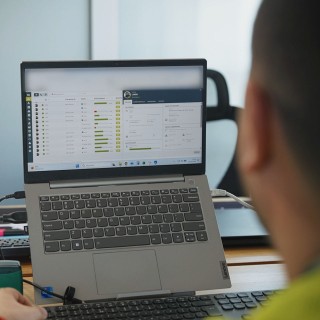 Laptop z nowoczesnym systemem do zarządzania logistyką w magazynie