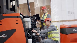 Serwisanci Linde pracujący przy wózkach systemowych VNA K 