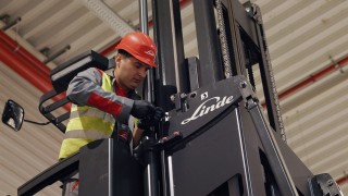Technik serwisu Linde dokonujący przeglądu wózka VNA