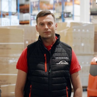 Tomasz Pałubicki Dyrektor Serwisu Region Północ Linde Material Handling Polska w magazynie TPV Displays