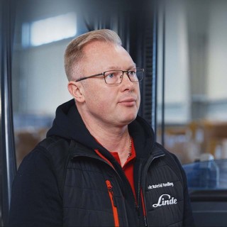 Tomasz Zaręba Ekspert ds. Sprzedaży Systemów Digitalizacji Linde Material Handling Polska na tle wózka widłowego w magazynie cargo WAS