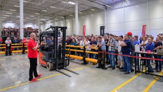 Manager produktu opowiadający o wózku widłowym Roadster
