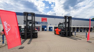 Dwa wózki widłowe E120 stojące na placu przed wejściem na event Linde Open Days 2026 w Mirkowie