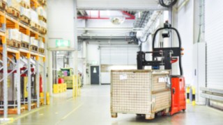 Wózek L-MATIC firmy Linde Material Handling obsługuje ładunki o masie do 1200 kilogramów. Wózek L-MATIC firmy Linde Material Handling podczas pracy w magazynie